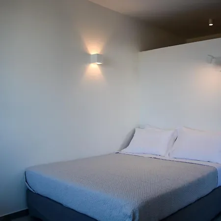 Pharos アパートホテル