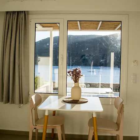 Pharos アパートホテル